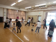 ９月１４日（金）リトミック活動♪　リズムに乗って体を動かそう！　☆一緒に家事をしてみたい　お手伝いは生きる力を育てます