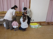 2月13日（金）　大きくなったかな？身長・体重測ってみよう　☆へびたろうくんとあそぼう（長縄）