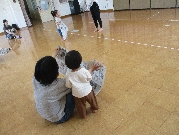 ５月１７日新聞をちぎって遊ぼう！動物さんご飯をどうぞ！